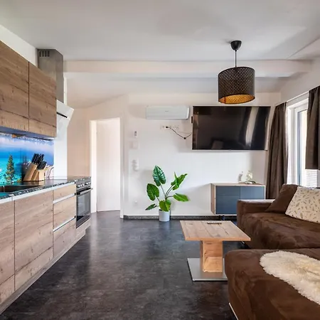 Апартаменти Amelies Mountain View